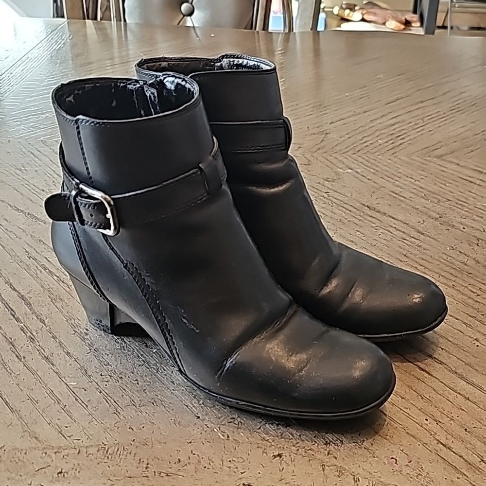 Black heeled zip up booties size 7.5 Naturalizer